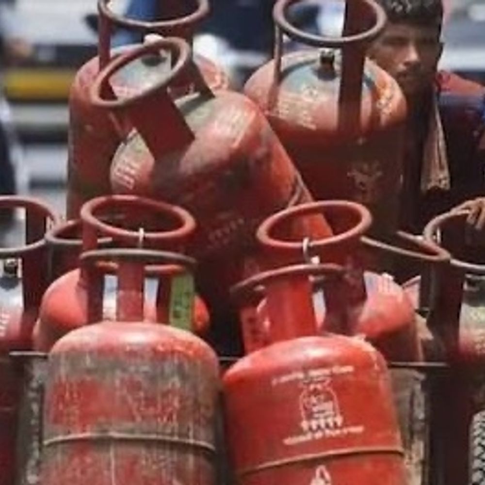 एलपीजी प्राइस में बढ़ोतरी:पेट्रोल-डीजल के बाद अब गैस सिलेंडर भी हुआ महंगा, इंडेन ने बढ़ाए सीधे ₹29 रुपए