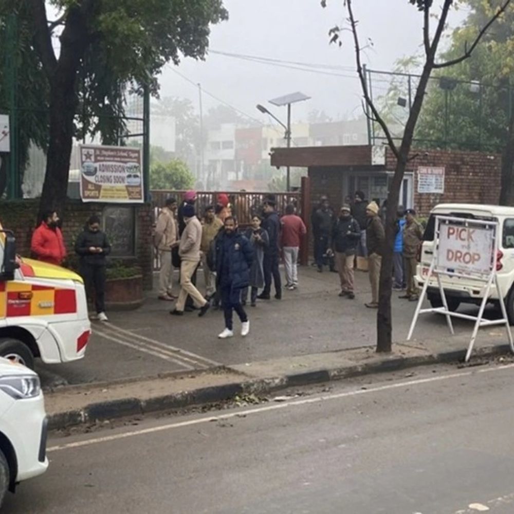चंडीगढ़ में बम की धमकियां भेजने वाला एक आरोपी गिरफ्तार:पंजाब सचिवालय, हाईकोर्ट और स्कूलों को भेजे मेल; तिहाड़ जेल से वारंट पर लाकर पूछताछ