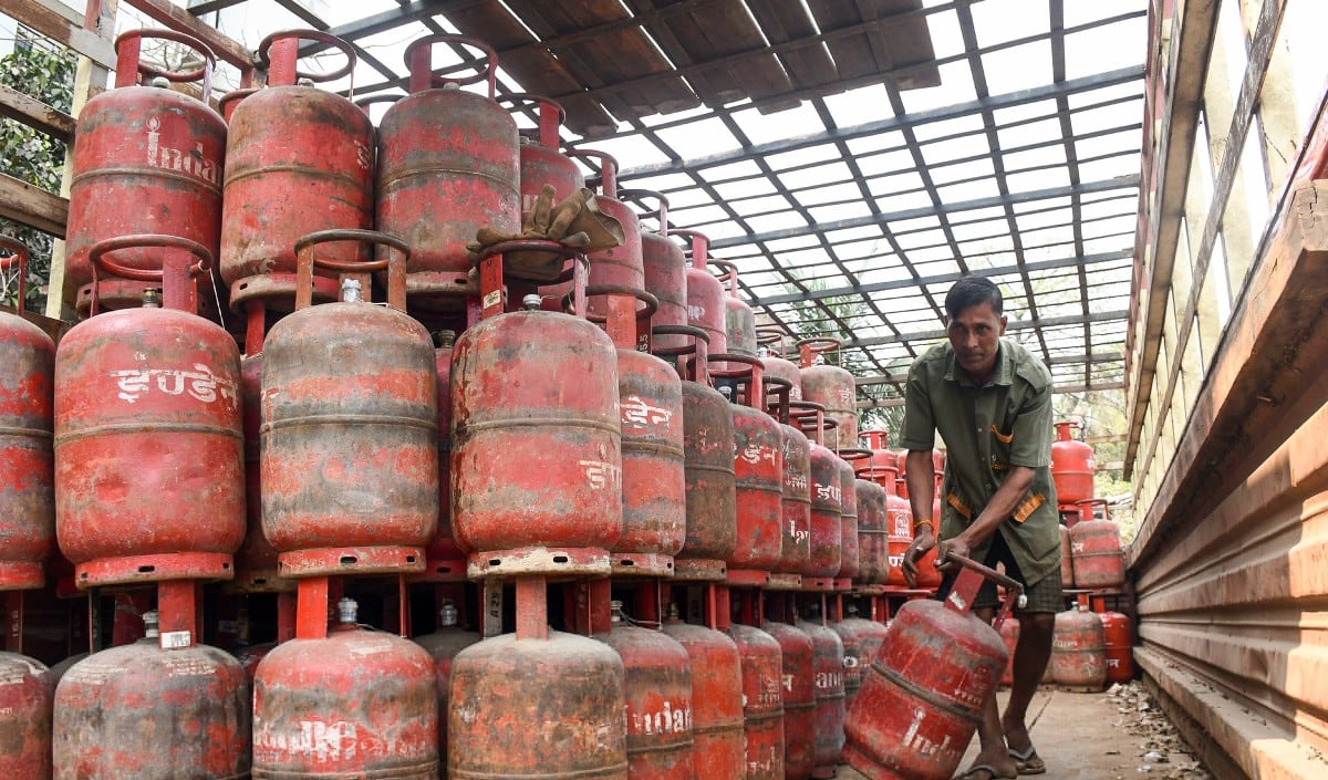 Commercial Cylinders Price Hike | वाणिज्यिक एलपीजी सिलेंडर 42 रुपये महंगा, घरेलू रसोई गैस की दरों में बदलाव नहीं