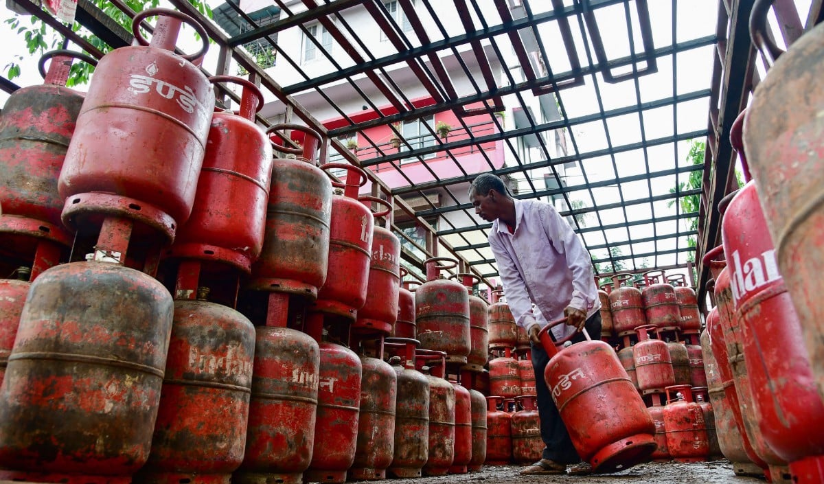 LPG Subsidy पर सरकार का बड़ा दावा, Global Price उछलने पर भी भारत में सिलेंडर सस्ता