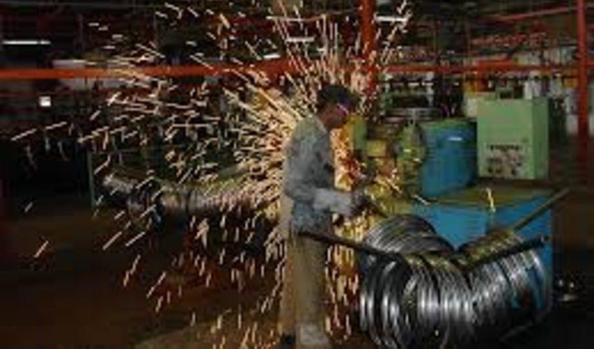 Manufacturing Sector में जोरदार उछाल, लेकिन बढ़ती Costs ने बढ़ाई कंपनियों की टेंशन।