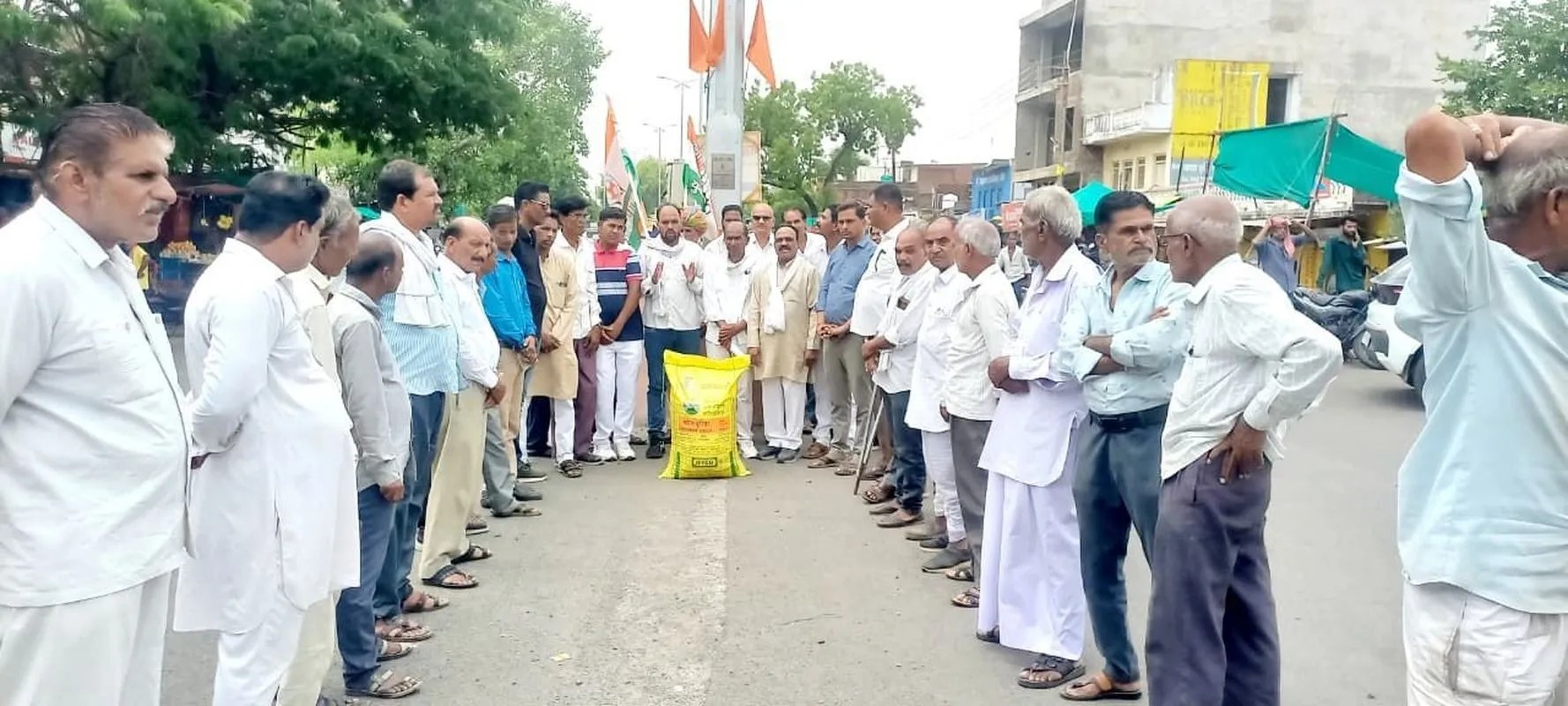 खाद की ई-टोकन व्यवस्था, डीजल पेट्रोल के दाम को लेकर किया प्रदर्शन
