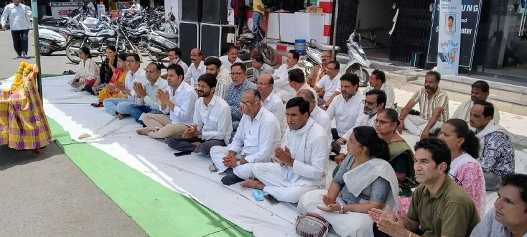 कांग्र्रेस में नामांकन निरस्त होने पर किया विरोध तो भाजपा ने पूजा कर मनाया जश्न