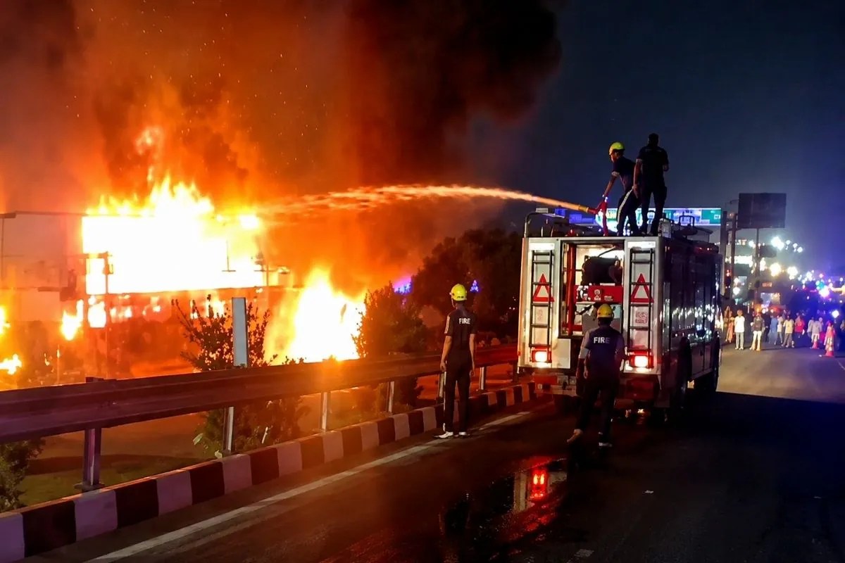 हरिद्वार-देहरादून हाईवे पर चलती बस में भीषण आग, ड्राइवर की सूझबूझ से बची 40 लोगों की जान, देखें वीडियो
