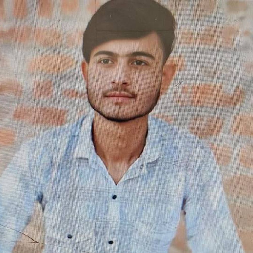 झांसी में एक्सीडेंट में 12वीं के छात्र की मौत:गाड़ी ने बाइक को टक्कर मारी, चाची-दोस्त घायल, घर से बिना बताए निकला था