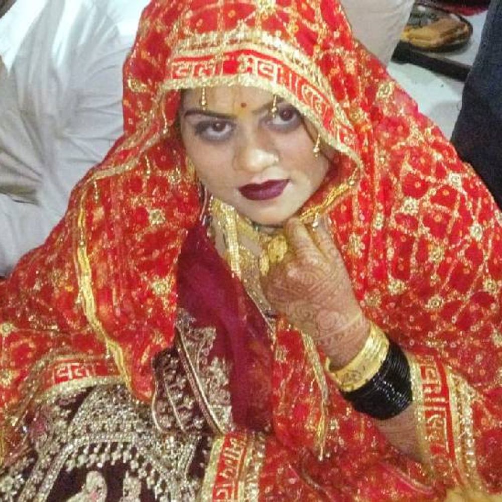 पिता नहीं उठा पाए कॉल…फिर फंदे पर लटकी मिली बेटी:झांसी में 15 महीने पहले हुई थी शादी, पिता बोले- बेटी को मारकर लटकाया