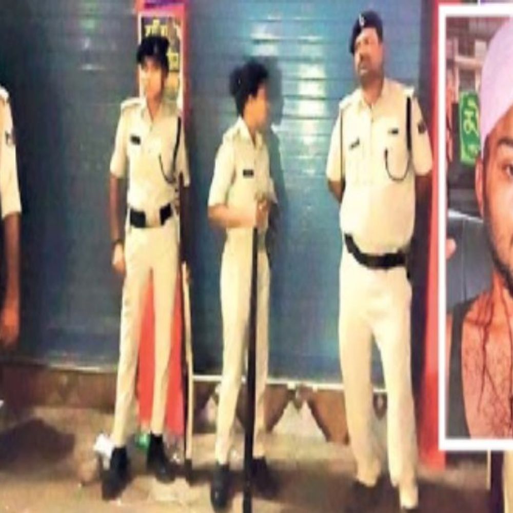 मुसल्लहपुर में खान सर की कोचिंग पर हमला:सिपाही भर्ती रिजल्ट के बैनर फाड़े.. 10 राउंड फायरिंग भी