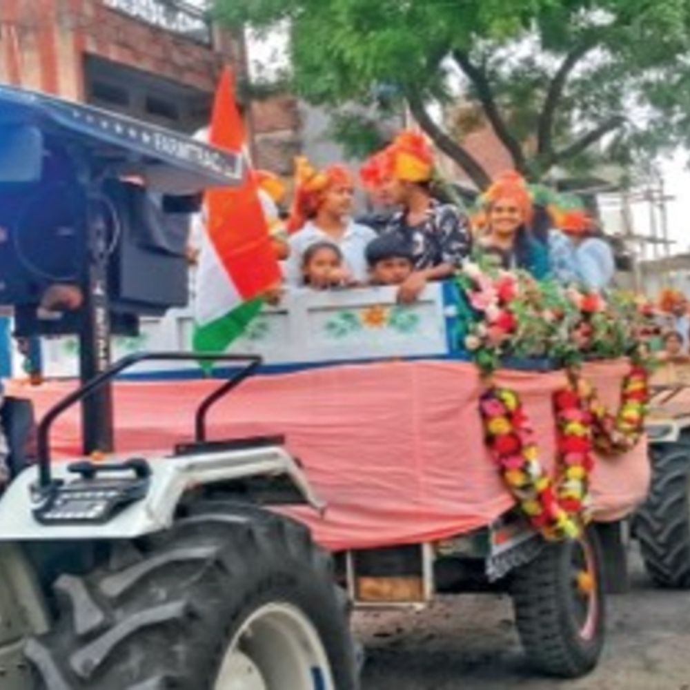 शिक्षा का उत्सव:सफलता मार्च… ट्रैक्टर ट्रॉली में बैठे मेधावी, फूल बरसाता चला पूरा गांव