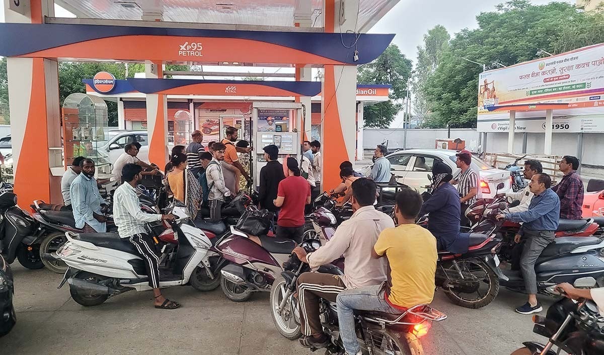 Crude Oil संकट से बढ़ेगी महंगाई? Petrol-Diesel की मांग घटी, देश की Economy पर मंडराया बड़ा खतरा।