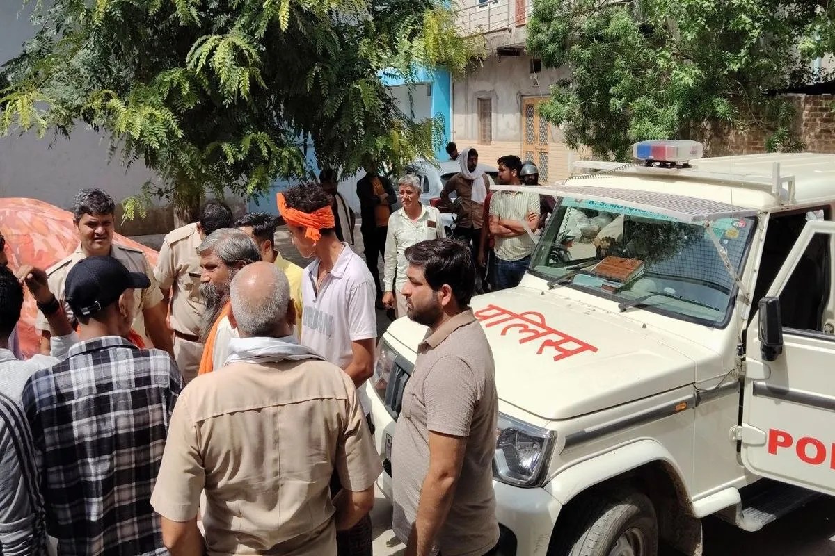 अलवर में धर्मांतरण के आरोप पर हंगामा: VHP कार्यकर्ताओं ने पादरी को पकड़ा, पुलिस जांच में जुटी 