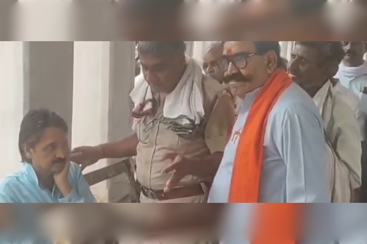 अलवर: धर्मांतरण के आरोपी पादरी को पूर्व विधायक ज्ञानदेव आहुजा ने जड़ा थप्पड़