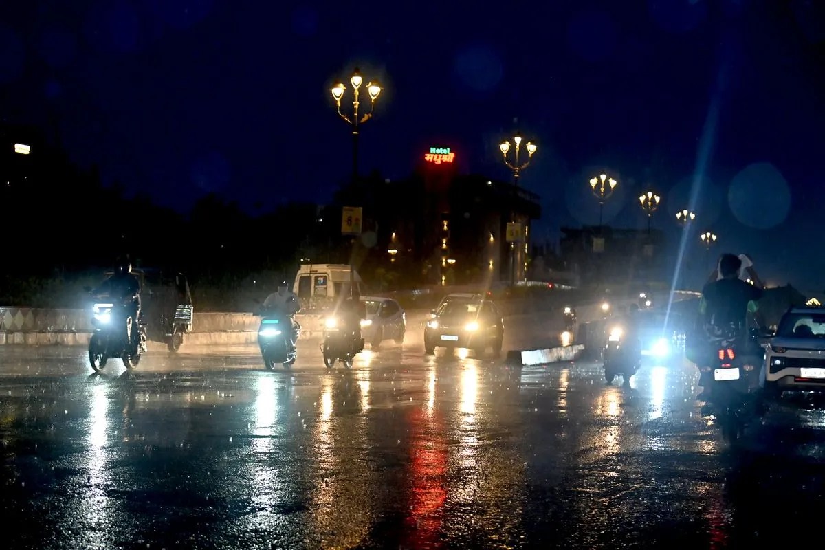 Pre Monsoon : आंधी के साथ झमाझम, सवा इंच बरसे बादल, सड़कों पर बह निकला पानी