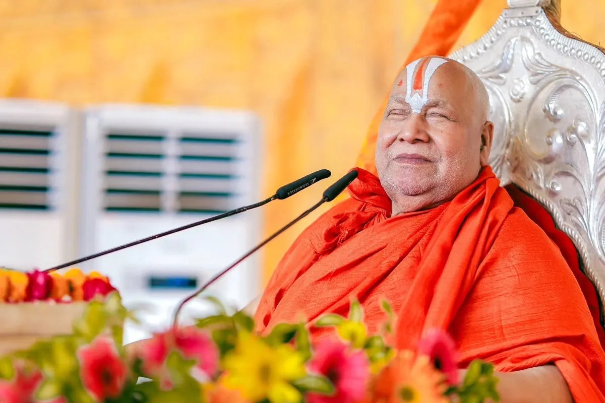 रामभद्राचार्य का बड़ा दावा, कहा- मुझे और मेरी पीठ को खतरा, आशुतोष विवाद पर छिड़ी बहस