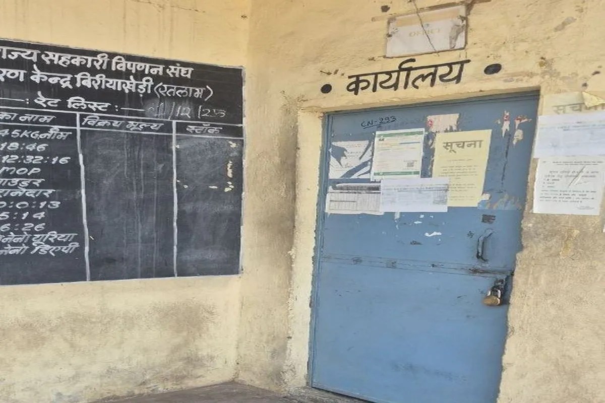 अधिकारी मैदान से गायब : रतलाम में खाद के लिए किसान परेशान
