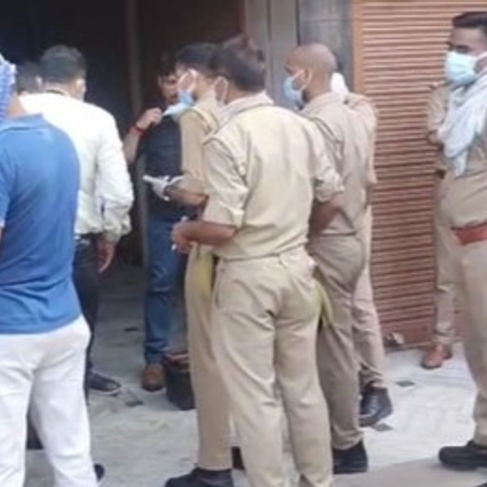 प्रयागराज में घर में बंद मिली बाप-बेटी की लाश:बदबू आने पर पड़ोसियों ने पुलिस बुलाई, दरवाजा तोड़कर पहुंची पुलिस