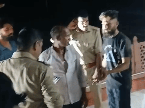 चांदपुर मंदिर से चोरी करते रंगे हाथ पकड़ाया चोर, VIDEO:गार्डों ने पुलिस को सौंपा, नाग देवता की मूर्ति और नकदी बरामद