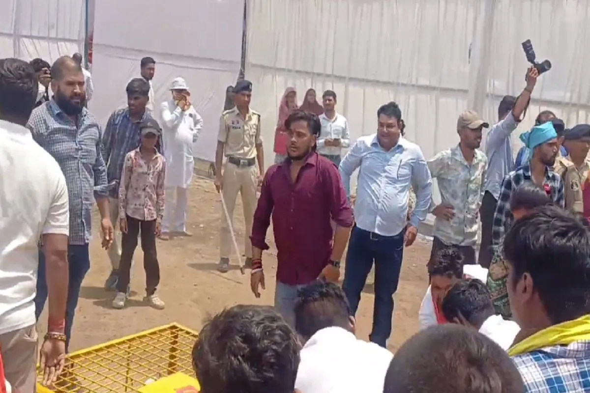 Raipur News: सुशासन तिहार में मारपीट, बीजेपी और कांग्रेस के कार्यकर्ता आपस में भिड़े, बेरिकेट पटका, सामने आया वीडियो