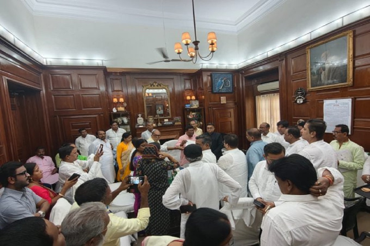 ममता बनर्जी के हाथों से फिसल रही TMC, 60 विधायकों ने रितब्रता बनर्जी को विपक्ष की नेता बनाने के लिए साइन किया पत्र