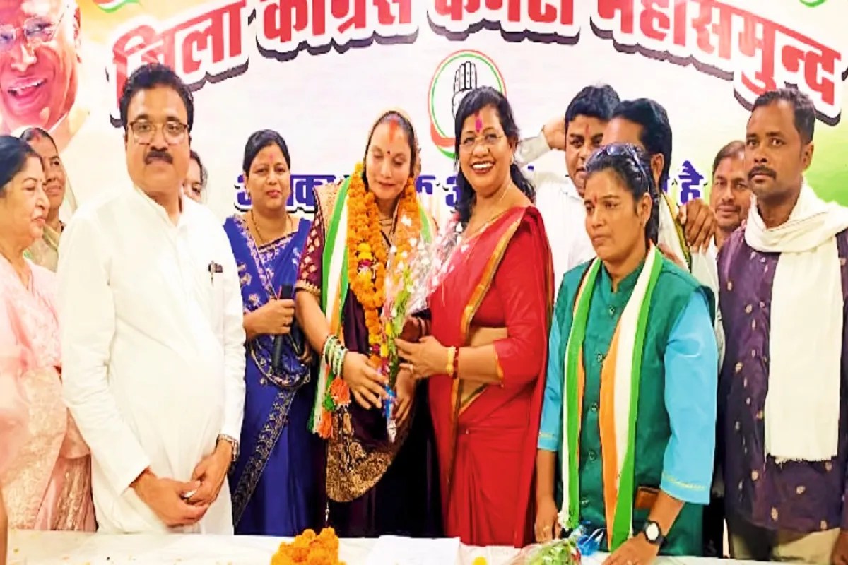 तुमगांव नगर पंचायत अध्यक्ष की पत्नी कई समर्थकों के साथ कांग्रेस में हुई शामिल, प्रदेश अध्यक्ष ने दिलाई सदस्यता