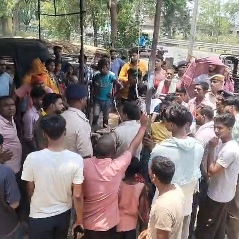 औरंगाबाद में LPG सिलेंडर कालाबाजारी पर भड़के लोग, सड़क जाम:पटना से झारखंड जाने वाली सड़क पर बैठे लोग, बोले- 15 दिन से गैस नहीं मिल रहा