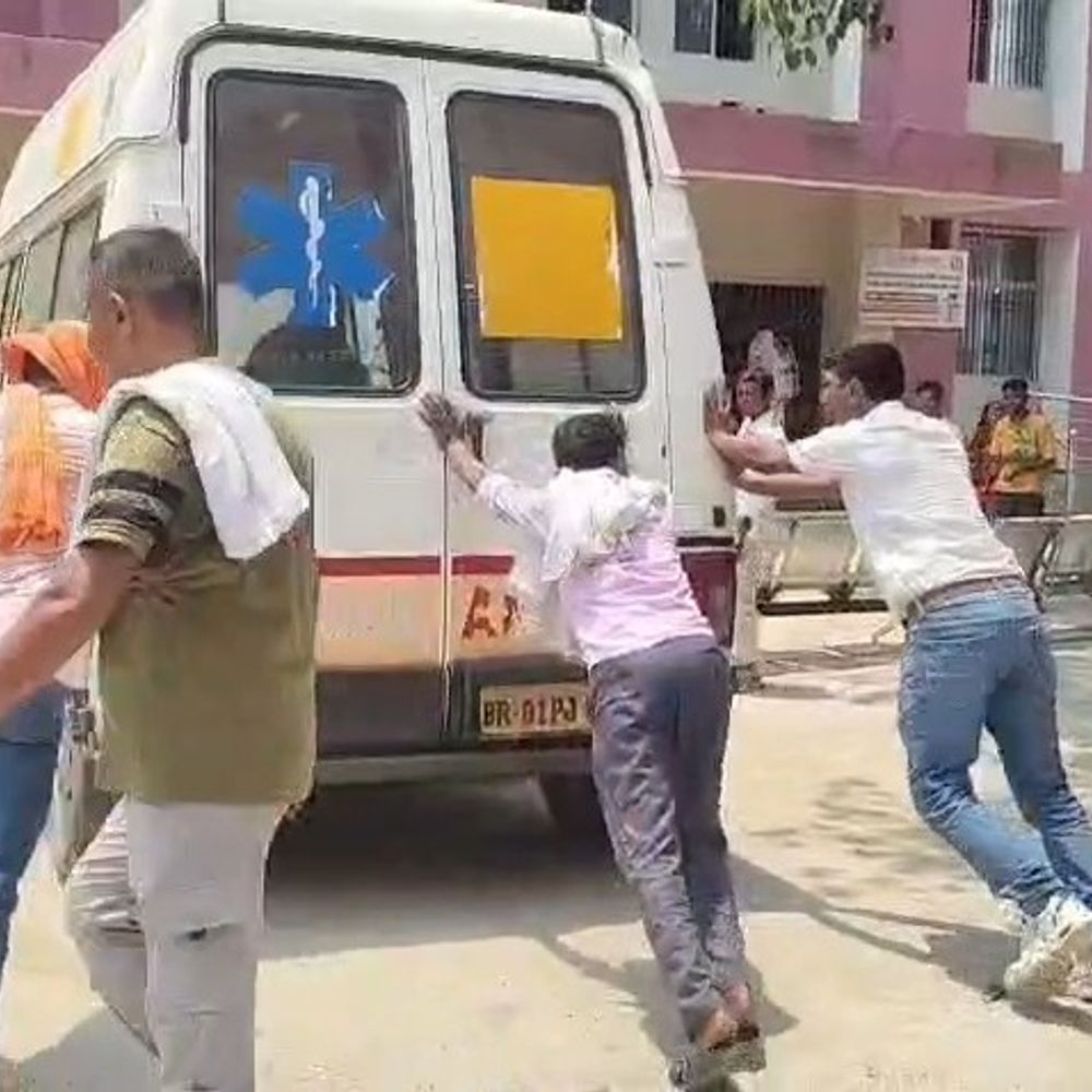 औरंगाबाद सदर अस्पताल की एम्बुलेंस बनी परेशानी:धक्का मारकर किया स्टार्ट, राजद नेता बोले- स्वास्थ्य व्यवस्था पूरी तरह फेल