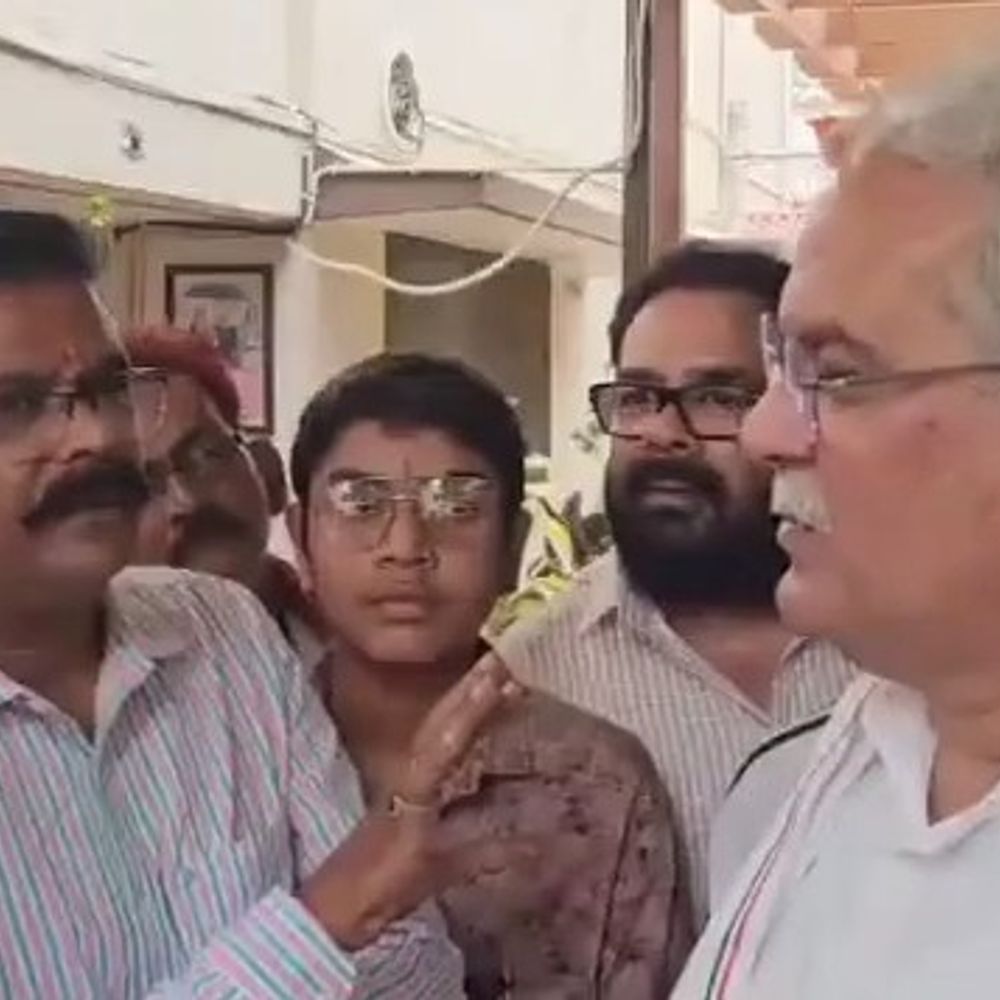 सस्पेंड होते ही भूपेश बघेल से मिले जनपद पंचायत CEO:बोले-मुझे पहले से ही टारगेट किया, निलंबन के खिलाफ करेंगे अपील;बीजेपी बोली-अधिकारी निष्पक्ष नहीं थे