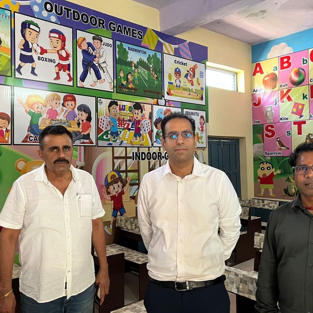 नारनौल में खनन कंपनी ने बदली सरकारी स्कूल की तस्वीर:प्राइवेट स्कूल जैसा दिया नया रूप, बच्चों को यूनिफॉर्म-स्टेशनरी बांटी
