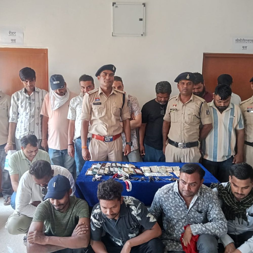 दुर्ग में जुए के अड्डे पर पुलिस की बड़ी कार्रवाई:मंकी रिजॉर्ट के पीछे चल रही फड़ पर दबिश, 15 आरोपी गिरफ्तार; 4.34 लाख की नगदी, बाइक और मोबाइल जब्त