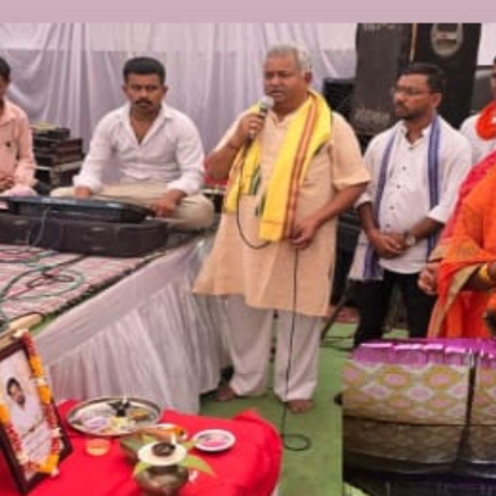 यादव समाज ने की पीड़ित परिवार की मदद:₹1.05 लाख की आर्थिक सहायता दी, पार्षद ने दुश्मनी में किया था ऑपरेटर का मर्डर
