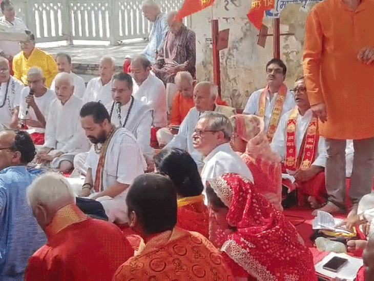 महादेव को सेंगारी चिवड़ा, खोपरा पाक, आमरस का भोग लगाया:मांझी मंदिर में वैदिक मंत्रोच्चार के साथ सामूहिक रुद्राभिषेक पाठ में जुटे भक्तगण