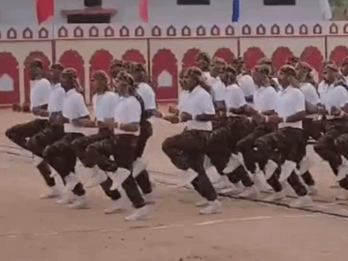 सेना की तरह पुलिस के जवानों के करतब VIDEO:10 माह की कठोर ट्रेनिंग के बाद सेवा को तैयार हुए जवान