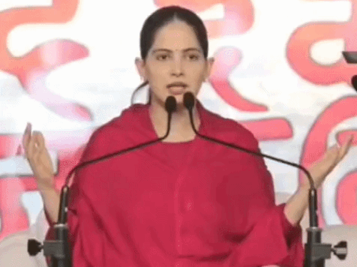 जया किशोरी की कथा में श्रद्धालुओं की भारी भीड़:क्षमता से अधिक पहुंचे लोग, सत्संग भवन पड़ा छोटा