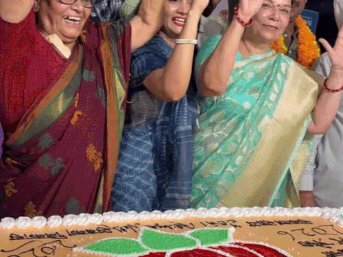 CM योगी के जन्मदिन पर सजा बुल्डोजर:प्रयागराज में धूमधाम से मनाया गया जन्मदिन, जमकर हुई आतिशबाजी