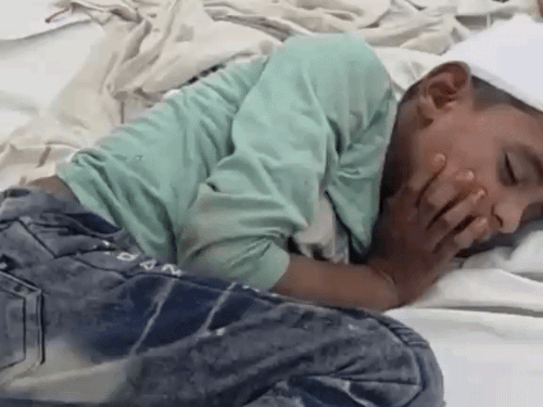 इमली के पेड़ से पत्ते तोड़ने पर बच्चे का सिर-फोड़ा:पड़ोसी ने 7 साल के मासूम को जमकर मारा, बचाने आए चाचा को भी पीटा