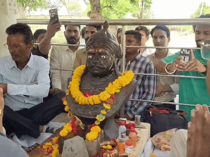 गोगुंदा में वरिष्ठ नागरिकों को अंग उपकरण बांट रहे:मंत्री अविनाश गहलोत आए, पहले प्रताप की राजतिलक स्थली जाकर किया नमन