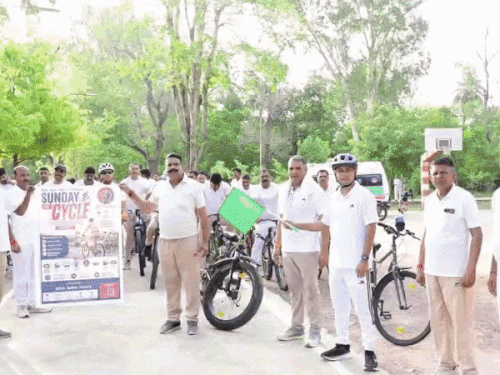 एसपी ने संभाली साइकिल जवानों ने दिया फिटनेस का संदेश:संडे ऑन साइकिल रैली में एसपी बोले साइकिलिंग अपनाएं, स्वस्थ जीवन और स्वच्छ पर्यावरण बनाएं