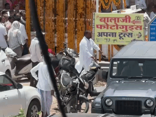 कांग्रेस के वरिष्ठ-नेता का 91 साल की उम्र में निधन:कुछ दिनों से अस्वस्थ चल रहे थे, अंतिम यात्रा में उमड़ा जनसैलाब
