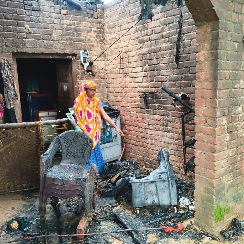 घर में आग से बेटी की शादी का सामान जला:फ्रिज, टीवी, वाशिंग मशीन समेत गृहस्थी का सामान जलकर राख