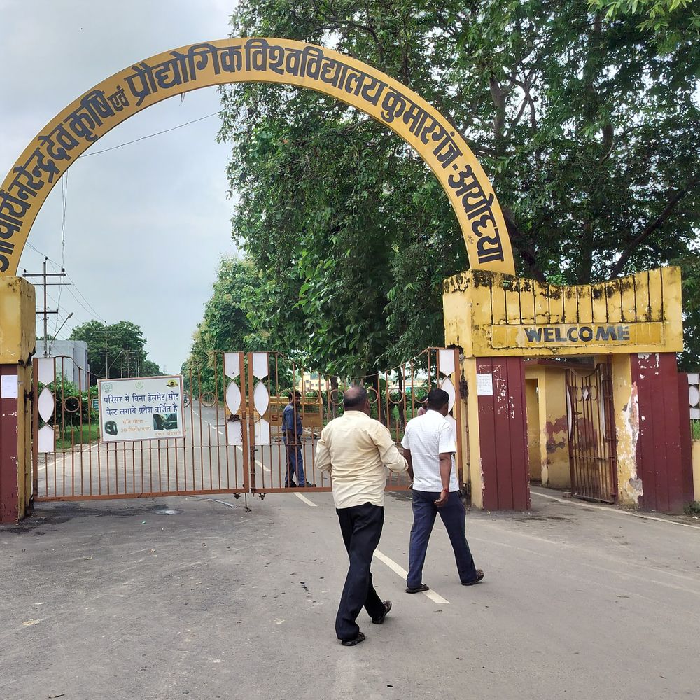 बिना हेलमेट बाइक सवारों की विश्वविद्यालय परिसर में नो-एंट्री:हेलमेट नहीं तो गेट के बाहर खड़ी करनी पड़ रही बाइक, लोगों की बढ़ी परेशानी