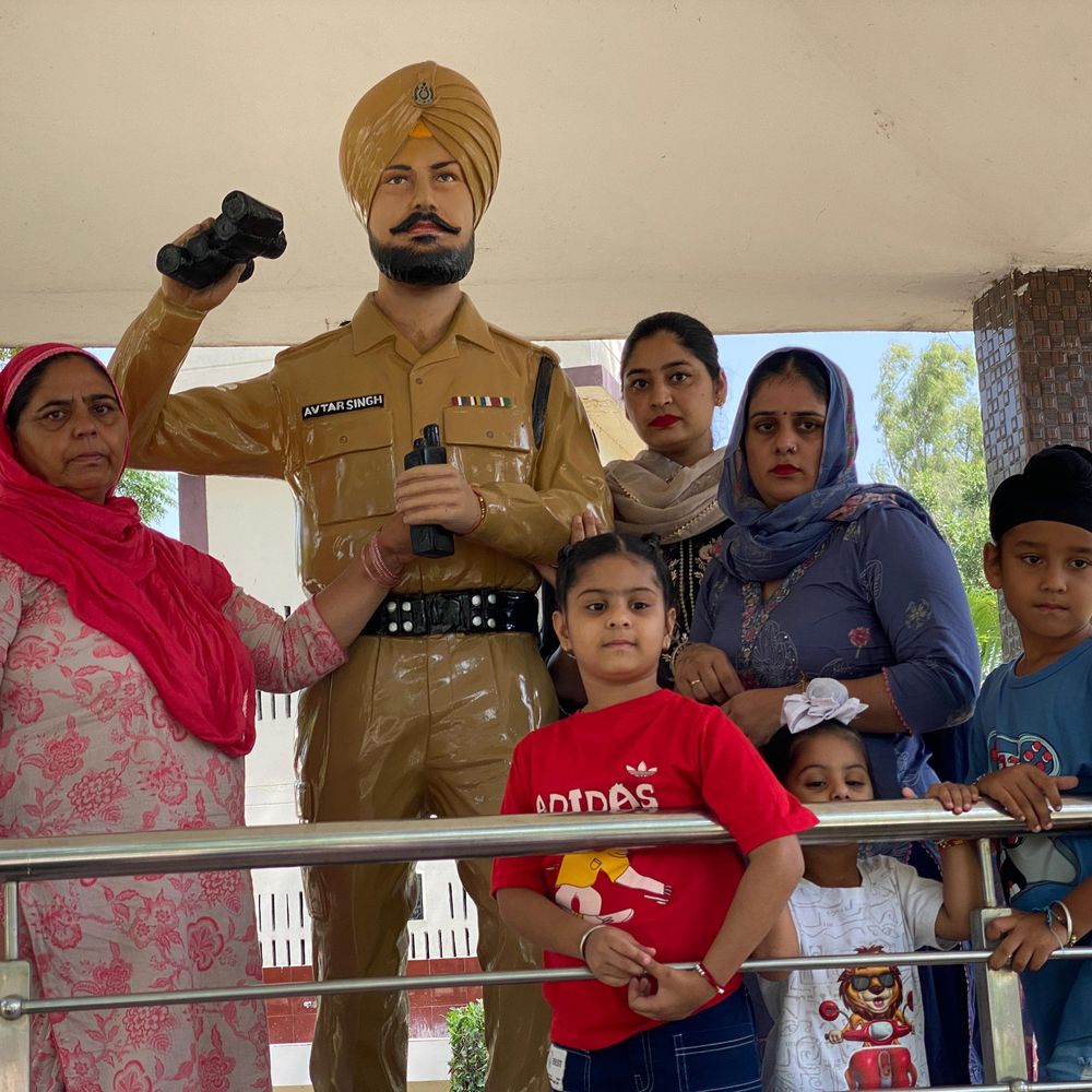मोगा में शहीद अवतार सिंह की बहन ने बांधी राखी:भाई के आदमकद प्रतिमा पर पहुंची, तिलक लगाकर बांधी रक्षा की डोर