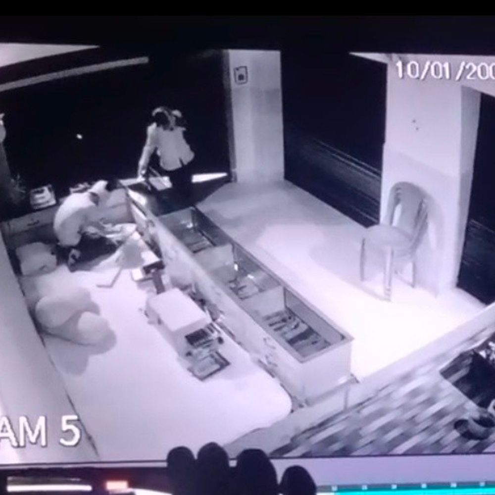 पूर्णिया में ज्वेलरी शॉप से 7 लाख के जेवरात चोरी;VIDEO:टॉर्च की रोशन में समेटी ज्वेलरी, शटर का ताला तोड़कर घुसे बदमाश