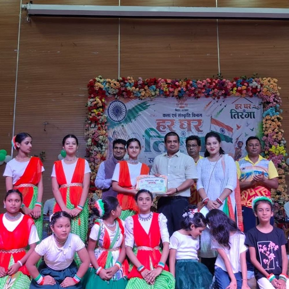 सुपौल में प्रशासन ने पब्लिक को बैडमिंटन में हराया:नगर भवन में बच्चों ने बिखेरा देशभक्ति का रंग, DM ने किया सम्मानित