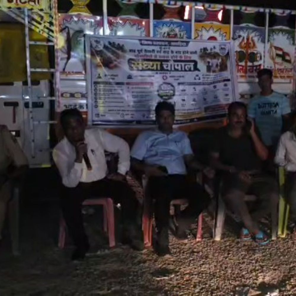 भरतखंड ढाला चौक पर अधिकारियों ने लगाई संध्या चौपाल:बाढ़ प्रभावितों की समस्याएं सुनीं, सावधानियों के बारे में बताया