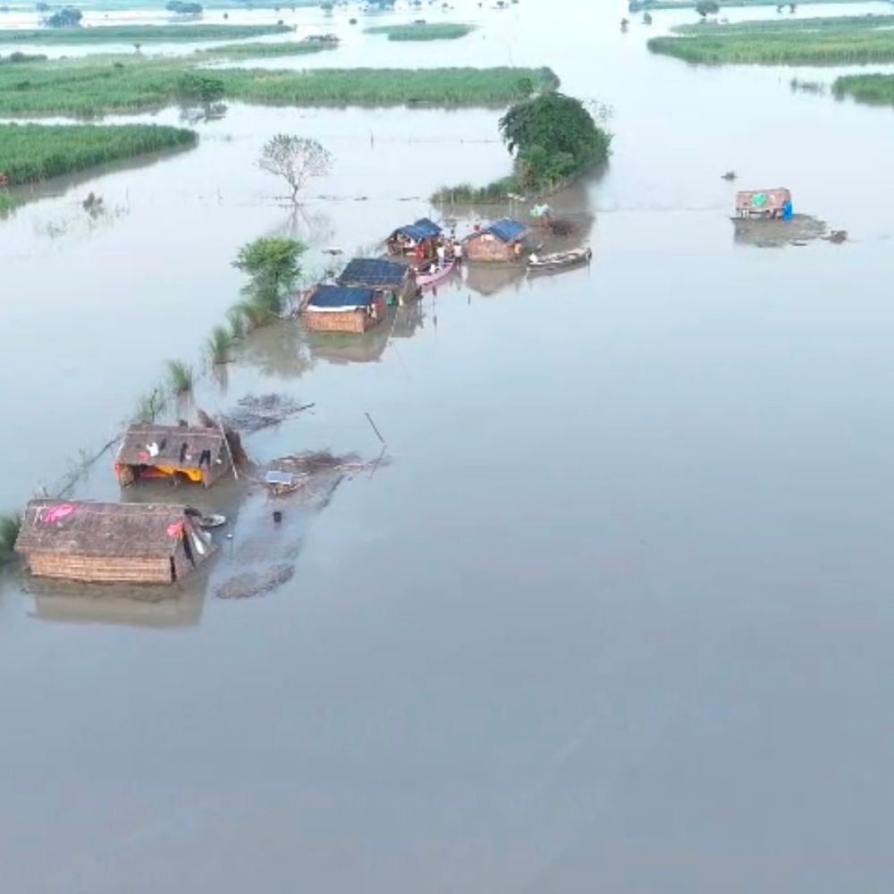 बाराबंकी में सरयू खतरे के निशान से 10cm ऊपर:1250 ग्रामीण पानी से घिरे, भास्कर की खबर के बाद दोनों वक्त मिलेगा खाना