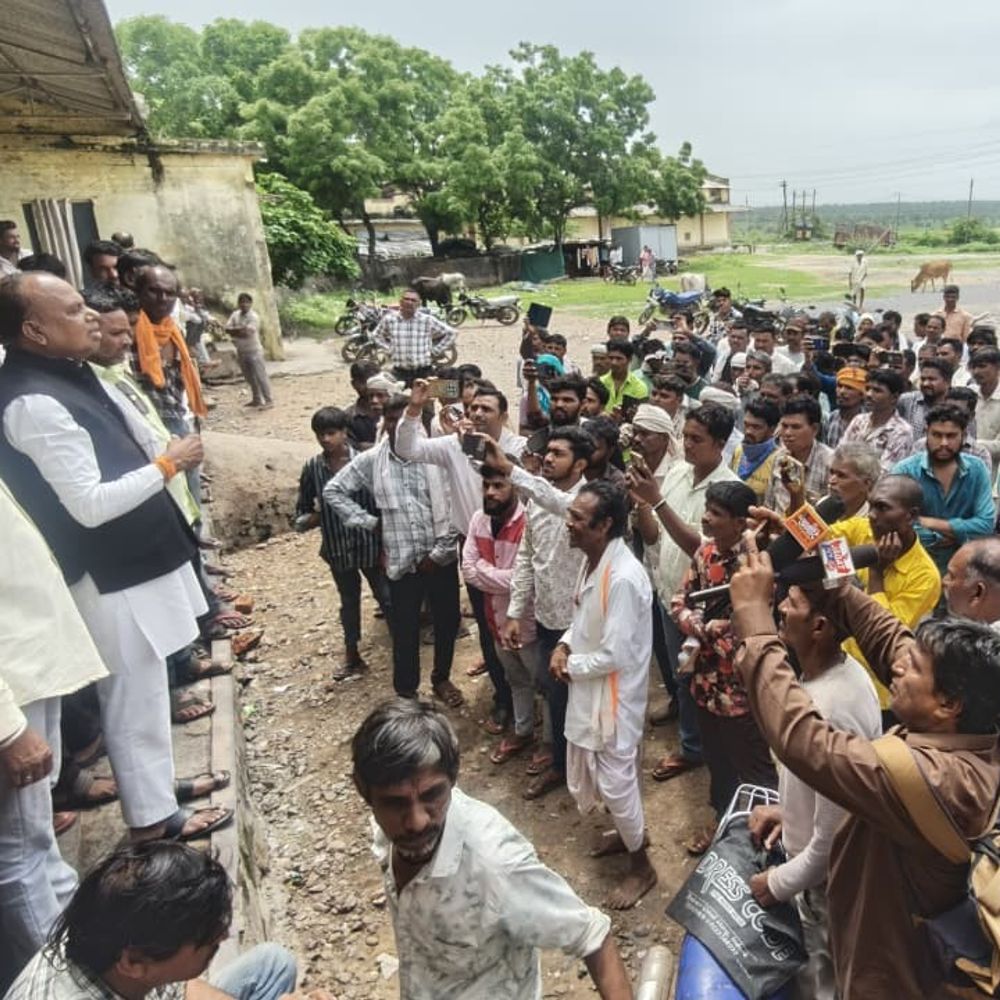 यूरिया खाद किल्लत: झाबुआ-मेघनगर मार्ग पर किसानों का चक्काजाम:विधायक वीरसिंह भूरिया पहुंचे मौके पर, सरकार पर उठाए सवाल