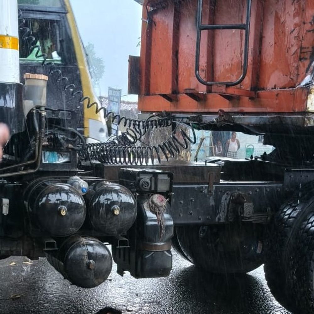 नवादा में लॉरी की टक्कर से बाइक सवार की मौत:NH-20 पर 3 घंटे जाम, बारिश से बढ़ी परेशानी, फंसे रहे वाहन