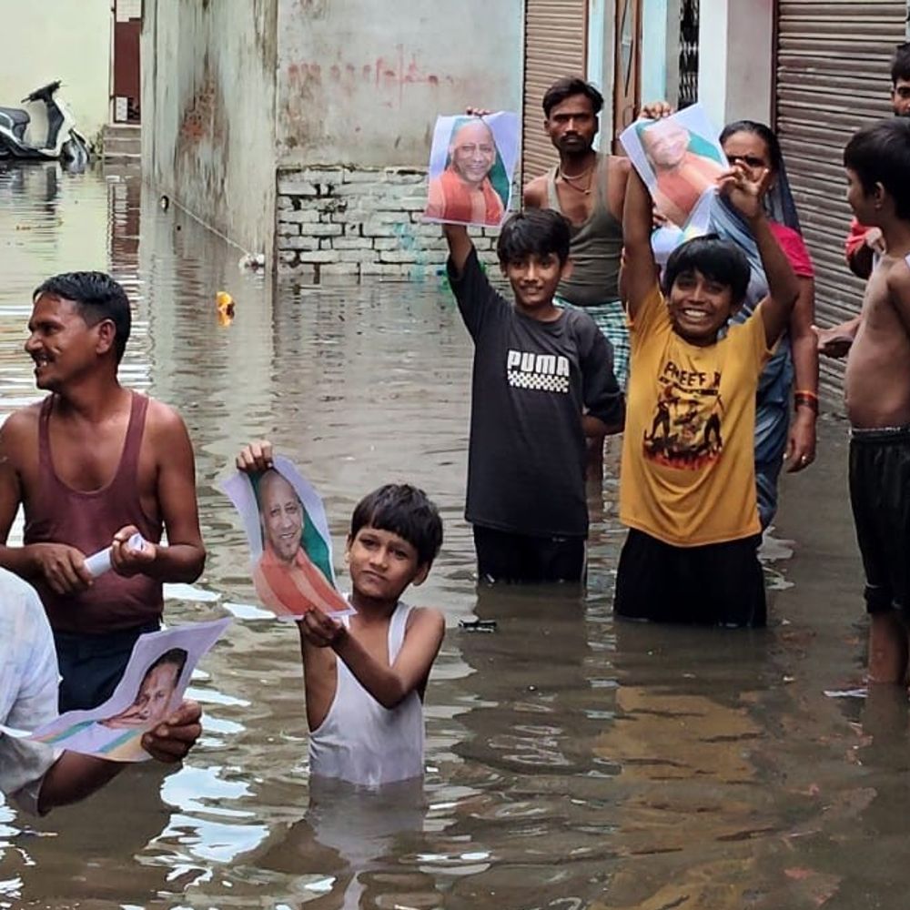 झमाझम बारिश से मुंडेरा की गलियां बनी तालाब:नाला और सीवर निर्माण में गड़बड़ी से जलनिकासी ठप, घरों में घुसा पानी