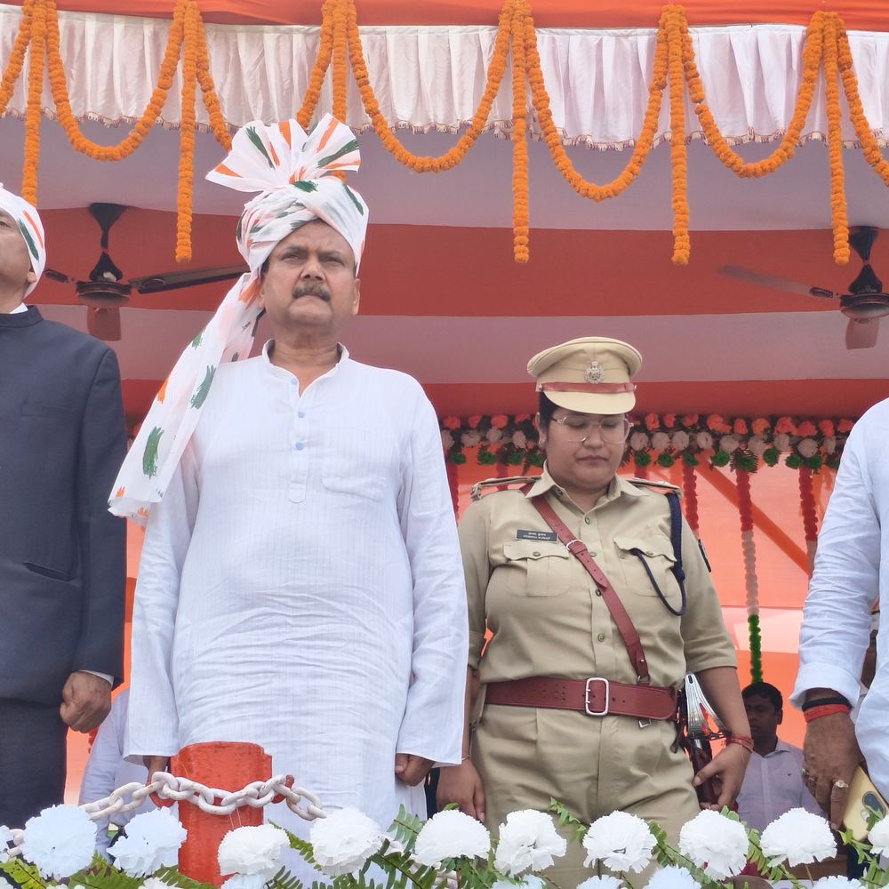 लखीसराय में प्रभारी मंत्री संजय कुमार ने किया फ्लैग होस्ट:सात टुकड़ियों ने किया शानदार परेड, स्वतंत्रता सेनानियों को किया सम्मानित