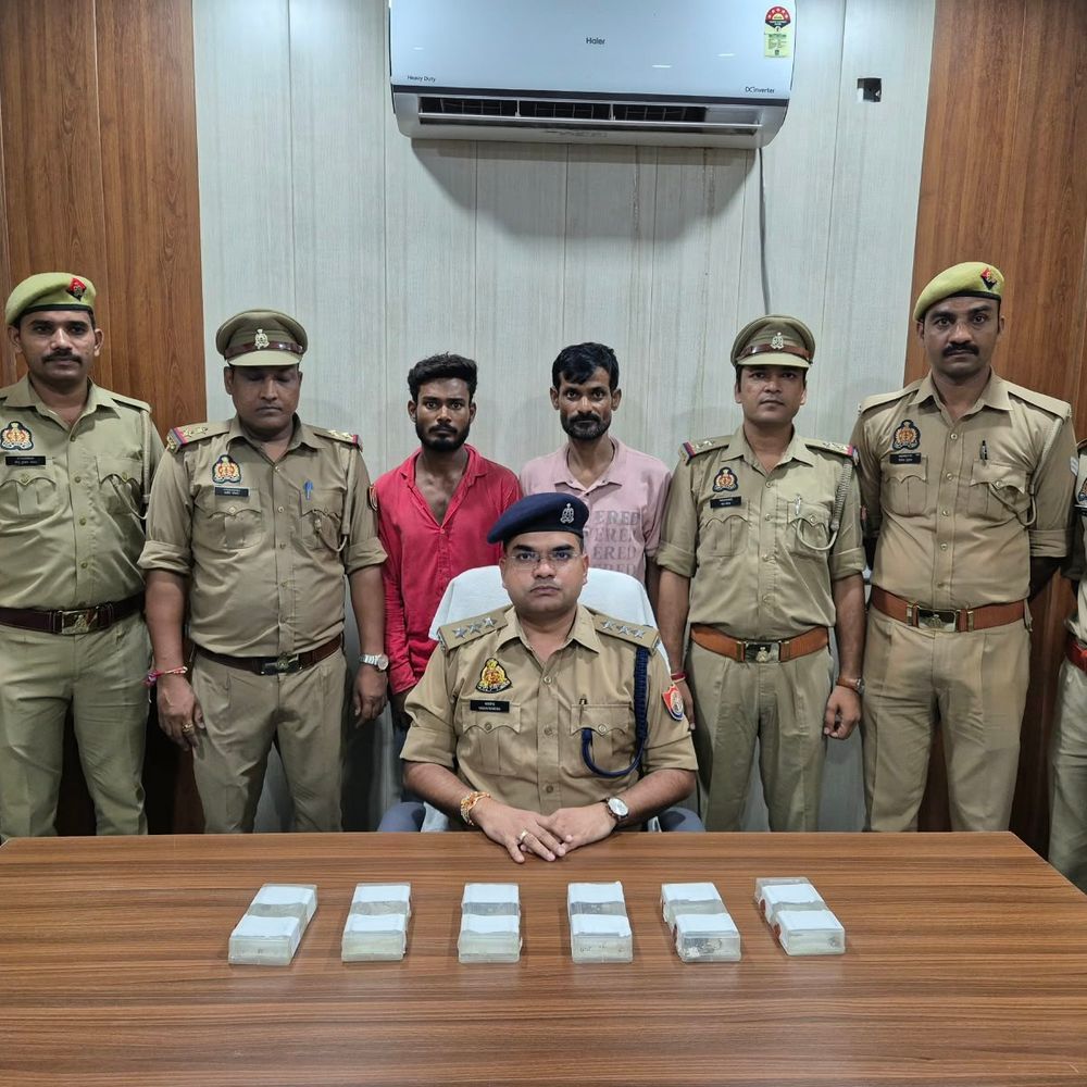 लखीमपुर में 3 सर्राफा दुकानों में चोरी का खुलासा:दो आरोपी गिरफ्तार, पान के पत्तों के टुकड़ों से पुलिस आरोपियों तक पहुंची