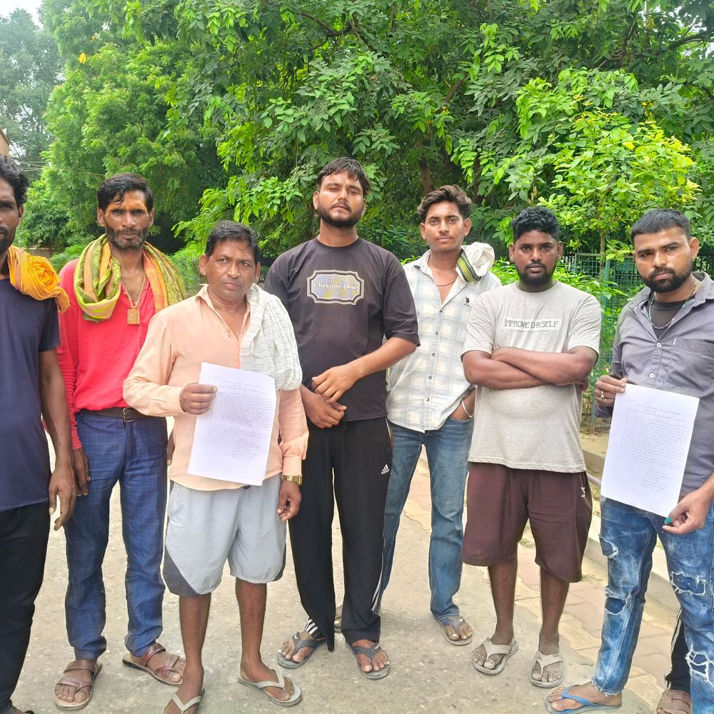 यमुना का जलस्तर घटा, नाविकों ने मांगी अनुमति:गोकुल के ठाकुरानी घाट पर नाव चलाने की मांग को लेकर कलेक्ट्रेट पहुंचे